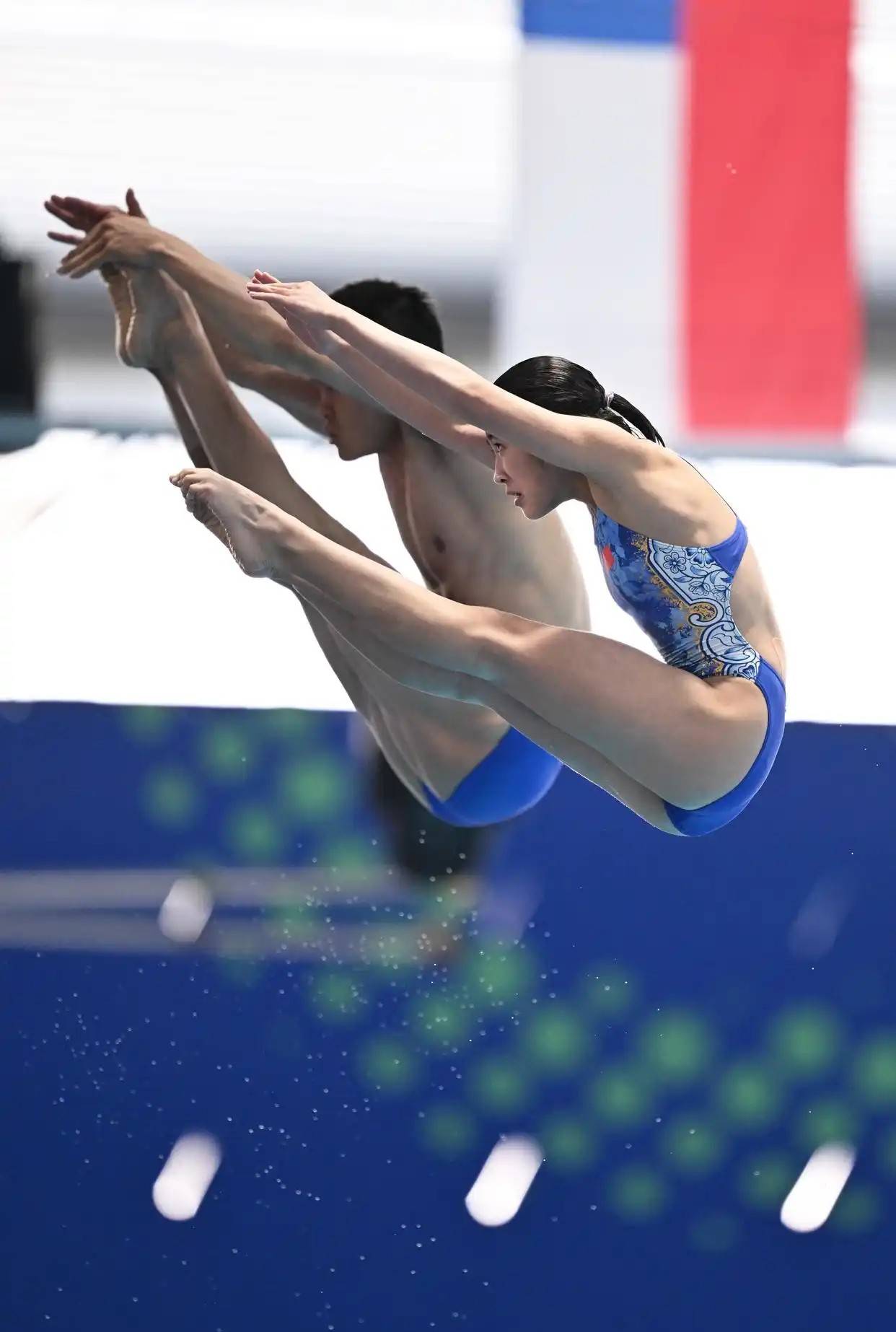 开云体育中国官网-包含跳水比赛中，选手高空飞跃夺冠！的词条