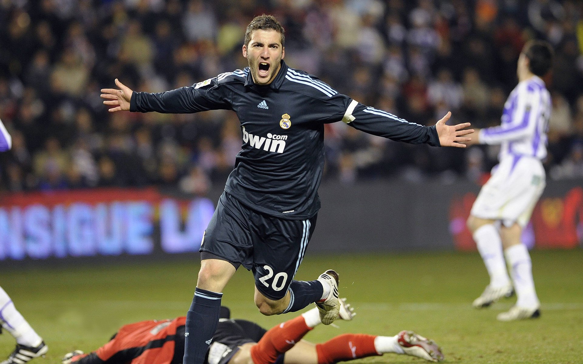 布克如入无人之境，凯尔特人防线在广东队面前彻底崩溃